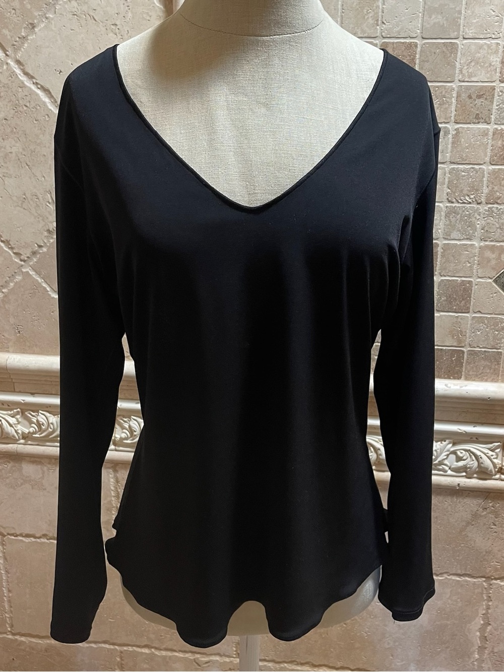 Eva Varro black classic scoop neck top